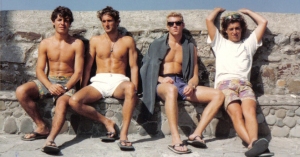 De izquierda a derecha: David Jaramillo, probablemente el mejor surfista de Málaga en los 90; Nacho Fontán, surfista y juez en numerosos campeonatos de los 90; Javier Alcaide, surfista de Pedregalejo; y Pedro González, surfista y juez en numerosos campeonatos de los 90.